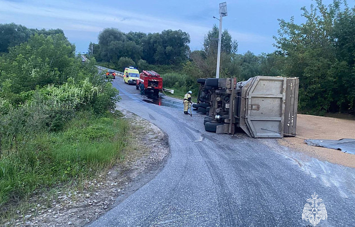Водитель самосвала пострадал в ДТП на дороге в Суворовском районе