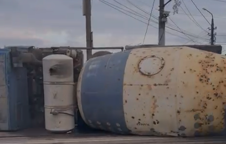 Из-за опрокинувшейся бетономешалки почти весь Пролетарский округ Тулы стоит в пробке