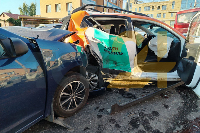 Опубликованы фото с места массового ДТП на улице Дмитрия Ульянова в Туле