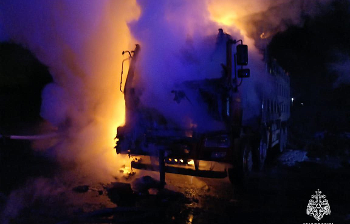 Два грузовых автомобиля сгорели в Веневском районе