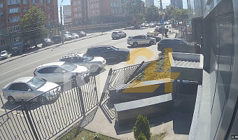 Момент ДТП с внедорожником на улице Болдина в Туле попал на видео