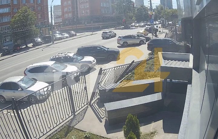 Момент ДТП с внедорожником на улице Болдина в Туле попал на видео