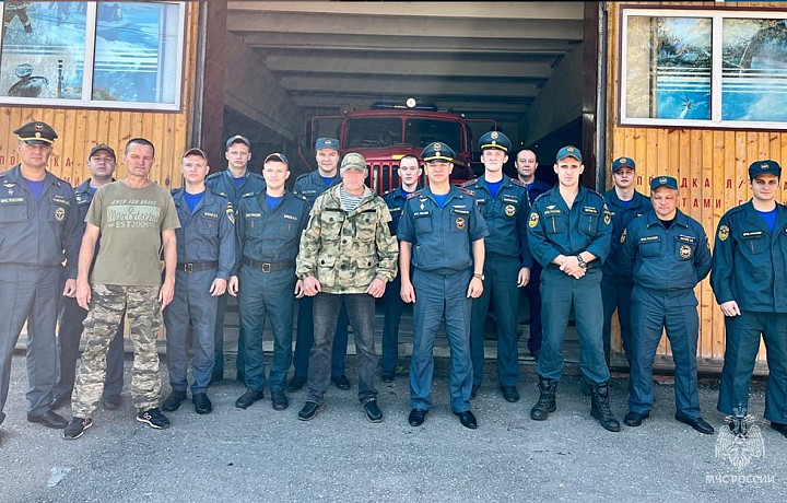 Тульский спасатель, побывавший на СВО, приехал в гости к коллегам-огнеборцам