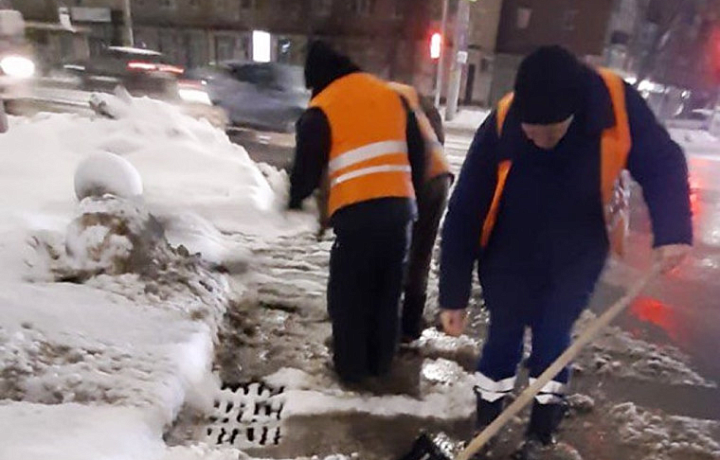 В Туле проводят работы по прочистке ливневой канализации от снега и наледи