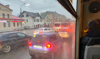 В тульском Заречье образовалась огромная пробка из-за ремонта и ДТП на мосту