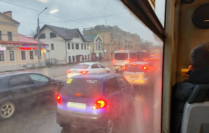 В тульском Заречье образовалась огромная пробка из-за ремонта и ДТП на мосту