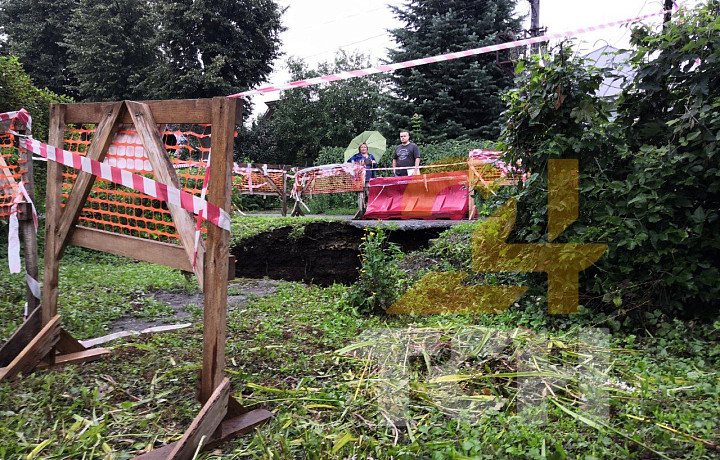 «Сегодня здесь, может, рухнет, а завтра дальше»: жители улицы Одоевской опасаются, что провалы грунта продолжатся