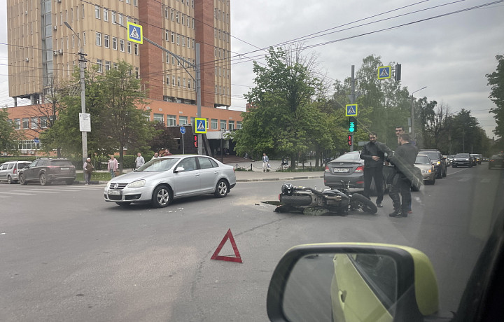 Мотоцикл и легковушка устроили ДТП на перекрестке улиц Фрунзе и Демонстрации в Туле