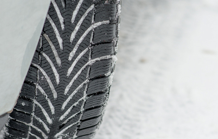 На улице Кутузова в Туле собралась пробка из-за застрявших в снегу фур