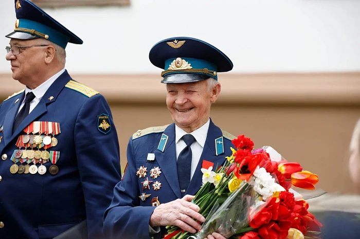 Тульские кадеты и студенты поздравили ветерана Великой Отечественной войны с наступающим Днем Победы