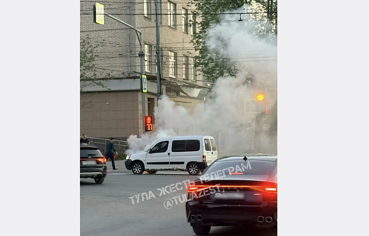 На улице Болдина в Туле загорелся автомобиль