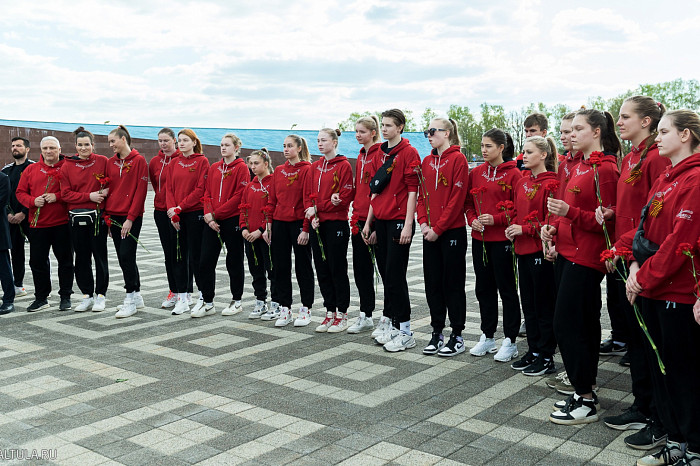 Футболисты «Арсенала» и волейболистки «Тулицы-2» возложили цветы к мемориалу «Защитникам неба Отечества»