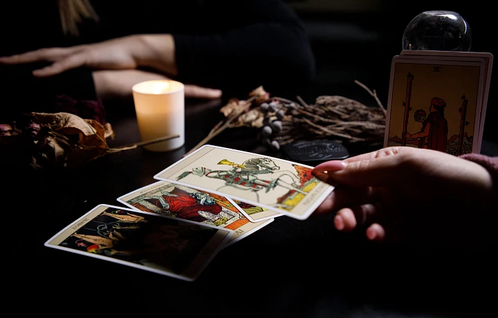 В России хотят запретить рекламу эзотерических и духовных услуг