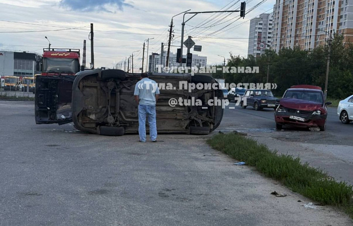 Легковушка перевернулась на Павшинском мосту в Туле