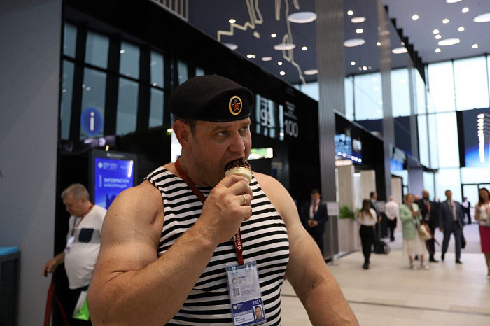 Люди, машины, роскошь: яркие фото третьего дня ПМЭФ-2024