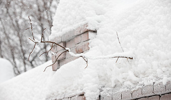 В Щекине из-за 40-сантиметрового слоя снега провалилась крыша жилого дома и нарушилось отопление