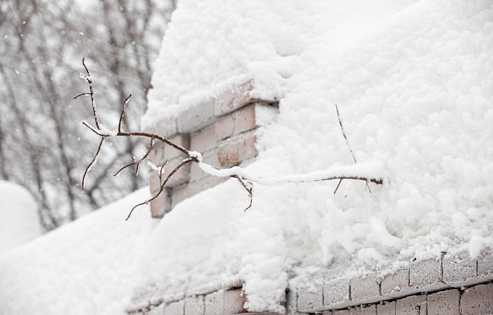 В Щекине из-за 40-сантиметрового слоя снега провалилась крыша жилого дома и нарушилось отопление