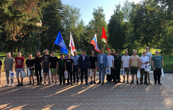 В Новомосковске прошли проводы 15 призывников на военную службу