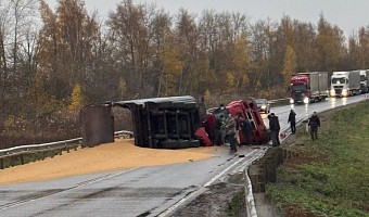 Водитель опрокинувшегося «КАМАЗа» с песком в Ефремове погиб на месте ДТП
