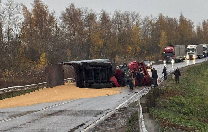 Водитель опрокинувшегося «КАМАЗа» с песком в Ефремове погиб на месте ДТП