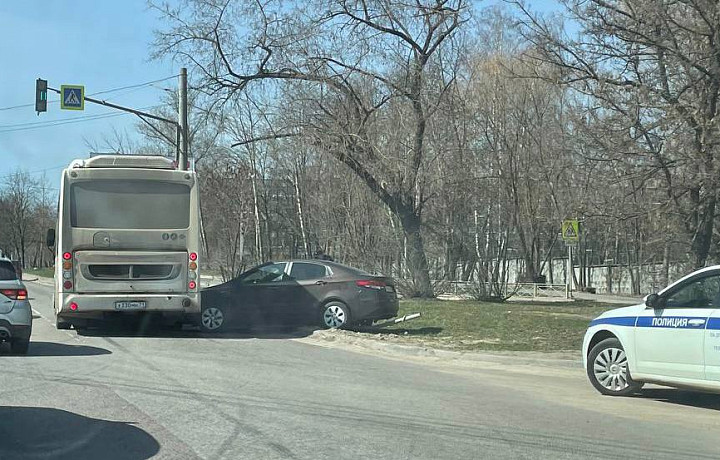 ДТП с участием автобуса 39 и легкового автомобиля произошло на улице Рязанской в Туле