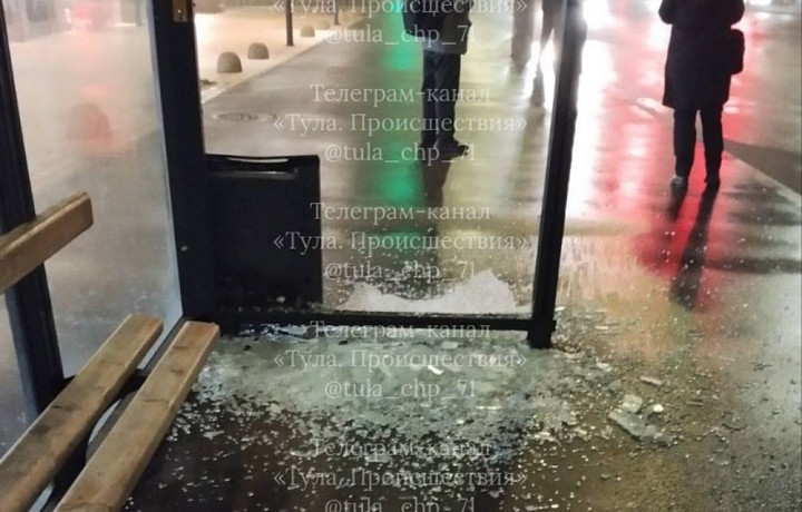 Вандалы разгромили автобусную остановку на улице Болдина в Туле