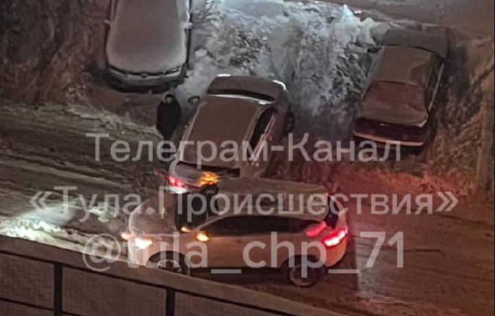 В Туле два автомобиля, столкнувшиеся на улице Некрасова, перекрыли проезжую часть