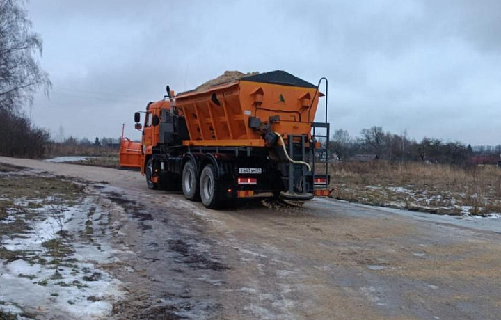 В Туле 10 января продолжается уборка дорог и тротуаров