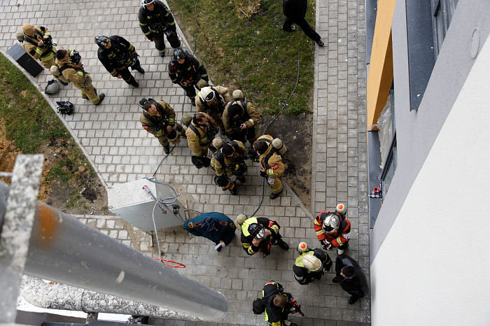 В Туле спасатель в полной экипировке поднялся на 25 этаж за три минуты и семь секунд