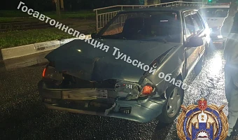 В Туле ВАЗ врезался в припаркованную Skoda: пострадала пассажирка