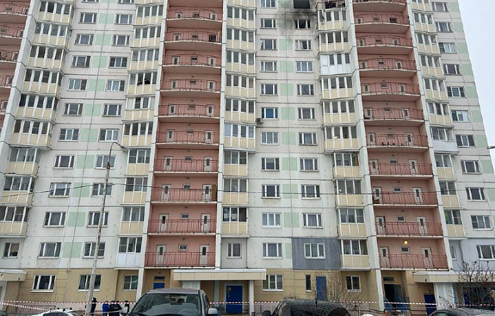 В Туле восстанавливают поврежденные дроном окна жилого дома на улице Хворостухина