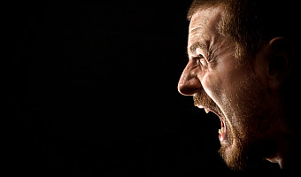 Задать неожиданный вопрос и не идти по манипулятивному сценарию: психолог рассказал, как поставить хама-манипулятора на место