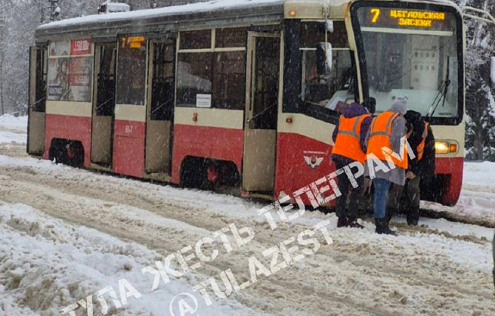 В Туле днем 9 января трамвай сошел с рельсов