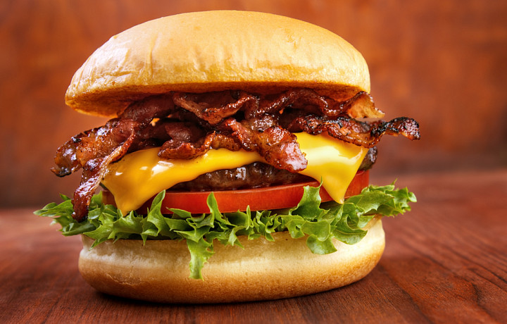 Жирное, мучное и алкоголь: специалист Тяжельников рассказал, от каких продуктов отказаться во время магнитных бурь