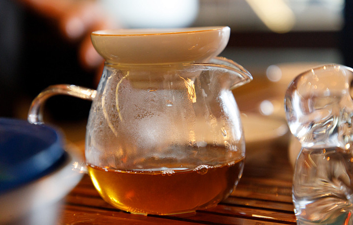 Зеленый не полезнее черного: гастроэнтеролог развеяла мифы о чае