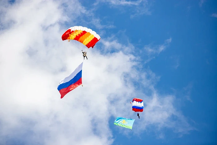 Алексей Дюмин поздравил тульских десантников с Днем ВДВ