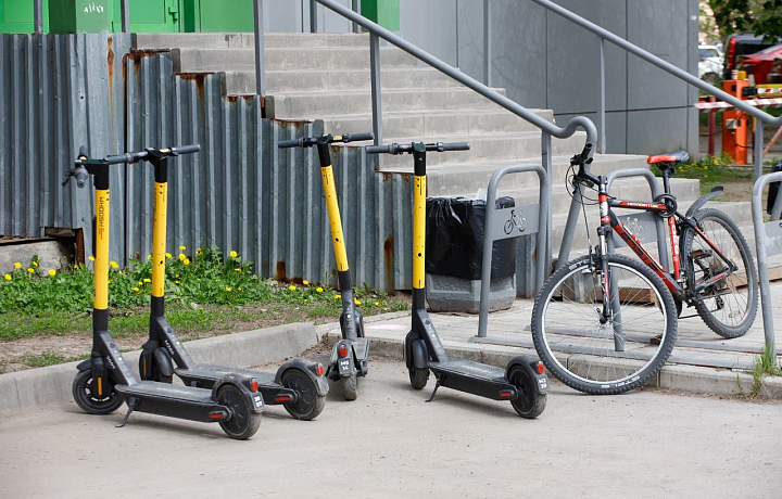 Володин запустил опрос о необходимости полного запрета электросамокатов на улицах