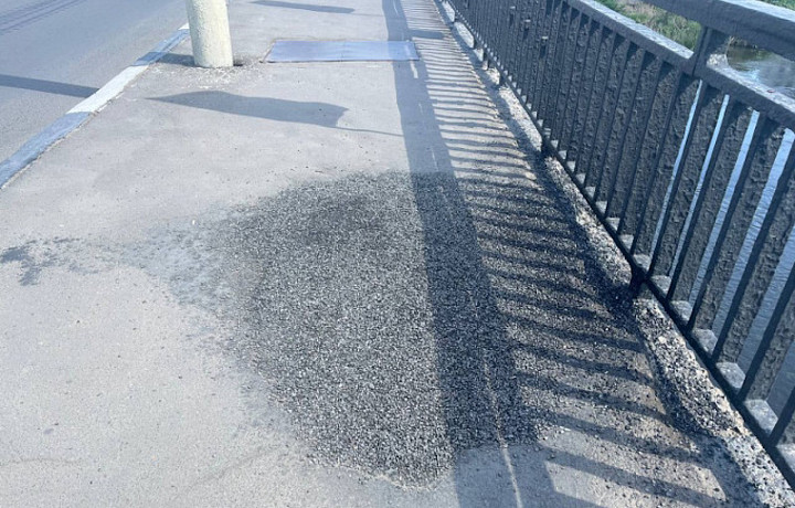 ﻿В Туле ремонтируют пешеходную часть Зареченского моста