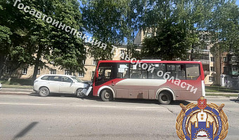 В Туле при столкновении Mitsubishi и автобуса пострадали водитель и ребёнок