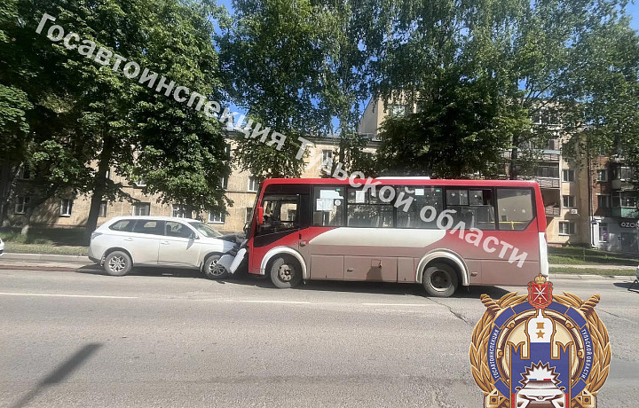 В Туле при столкновении Mitsubishi и автобуса пострадали водитель и ребёнок