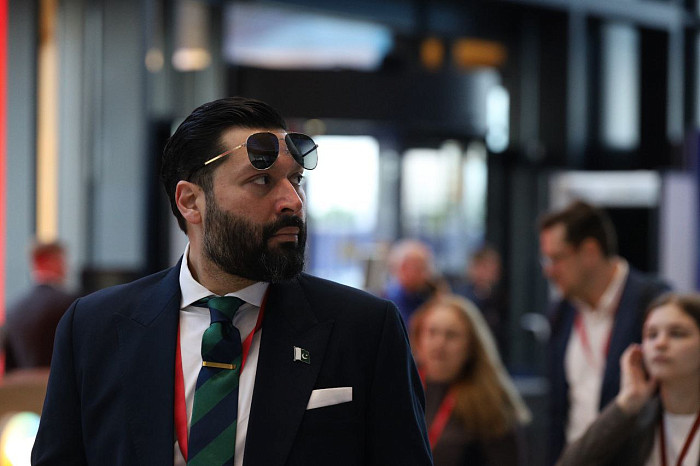 Люди, машины, роскошь: яркие фото третьего дня ПМЭФ-2024