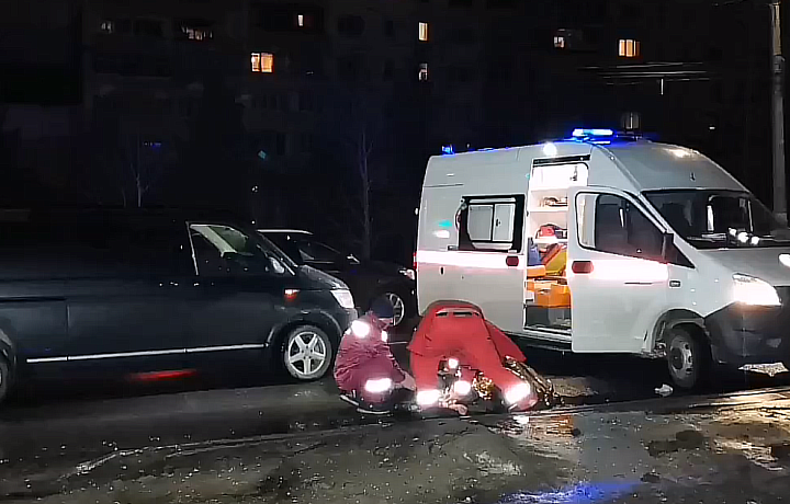 На улице Кирова в Туле Volkswagen Multivan сбил женщину: пострадавшую госпитализировали