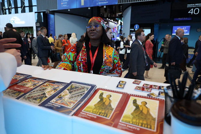 Люди, машины, роскошь: яркие фото третьего дня ПМЭФ-2024