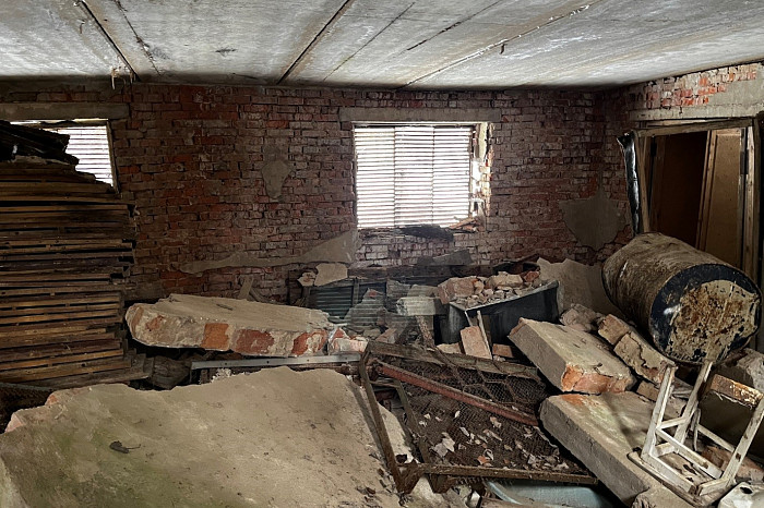 Остались стеклоблоки, граненые стаканы, фотообои и бюст Ленина: под Тулой продают заброшенную советскую спортбазу