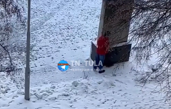 Мужчина помочился на стелу «Тулякам – Героям Советского Союза» в центре Тулы