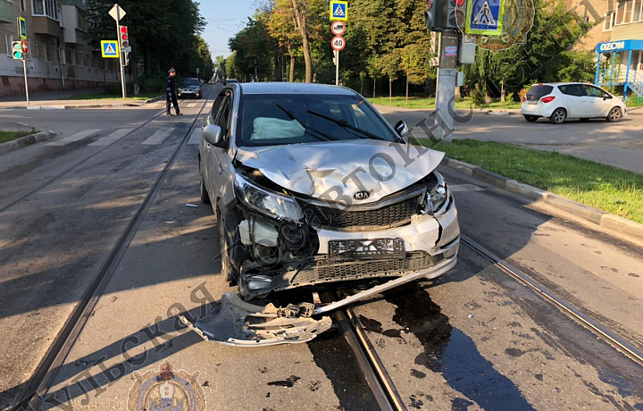 Водитель Hyundai Solaris попал в больницу после ДТП на улице Фридриха Энгельса в Туле