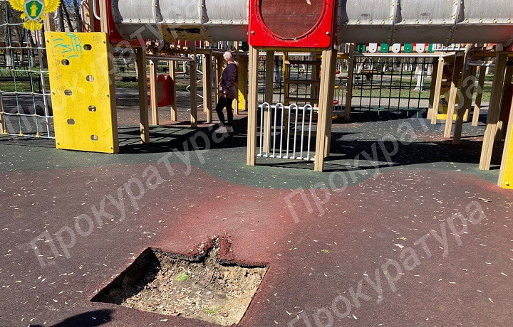 На детских площадках Богородицка нашли опасные нарушения
