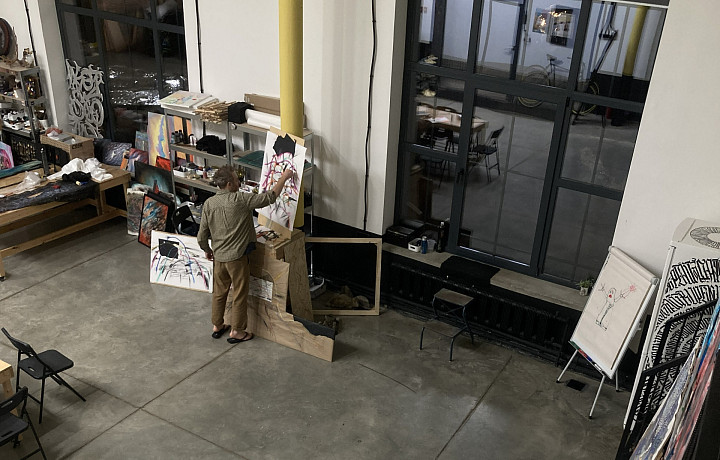 «В искусстве нет ни заказчика, ни цели — это одна из основополагающих вещей»: заменит ли ИИ полноценные картины, можно ли выдать посредственность за шедевр, как связаны Тульская область и Татарстан — интервью с художником Олегом Агафоновым