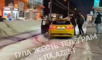 Такси застряло на трамвайных путях на улице Декабристов в Туле