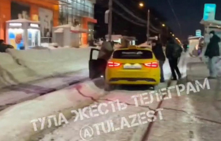 Такси застряло на трамвайных путях на улице Декабристов в Туле